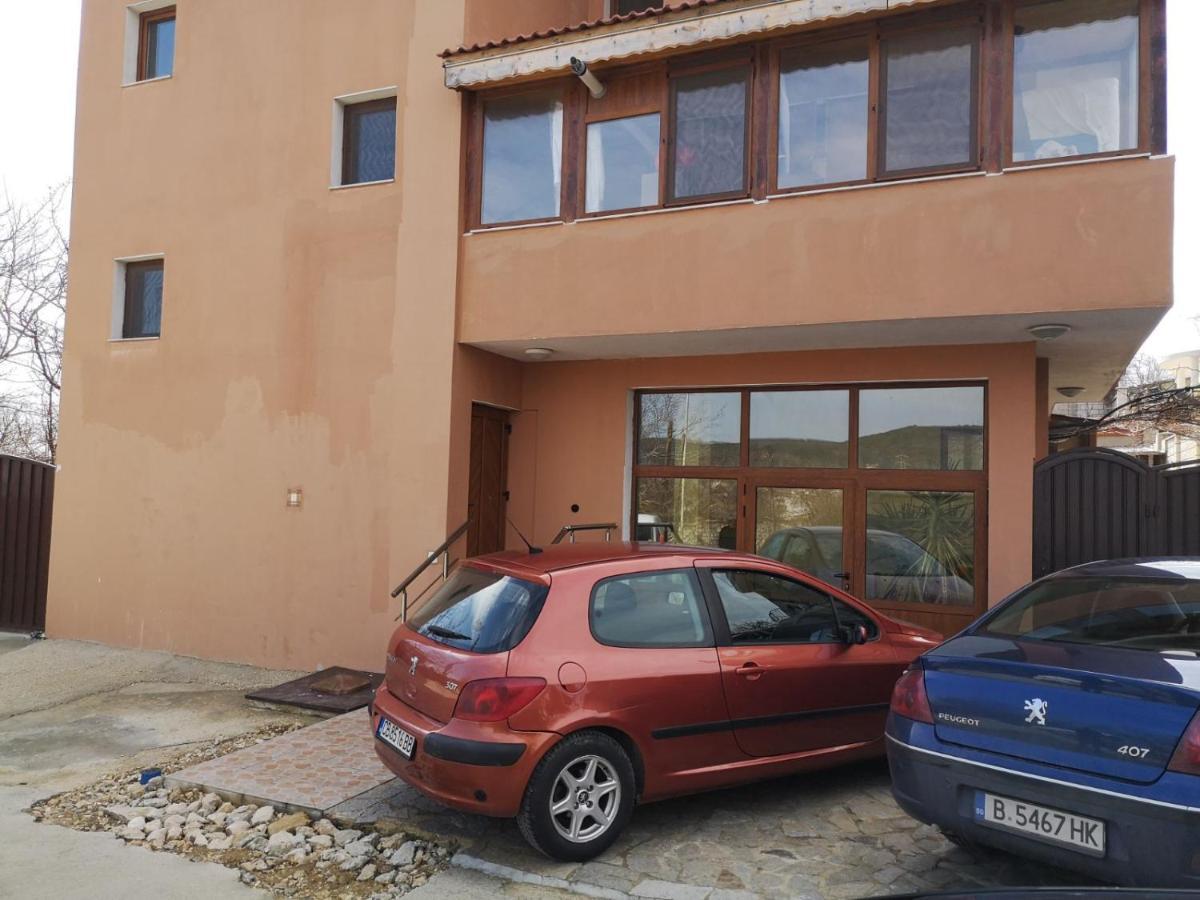 Alfa Guest Rooms With Parking Varna Exterior photo