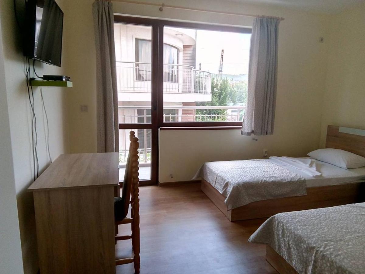 Alfa Guest Rooms With Parking Varna Exterior photo